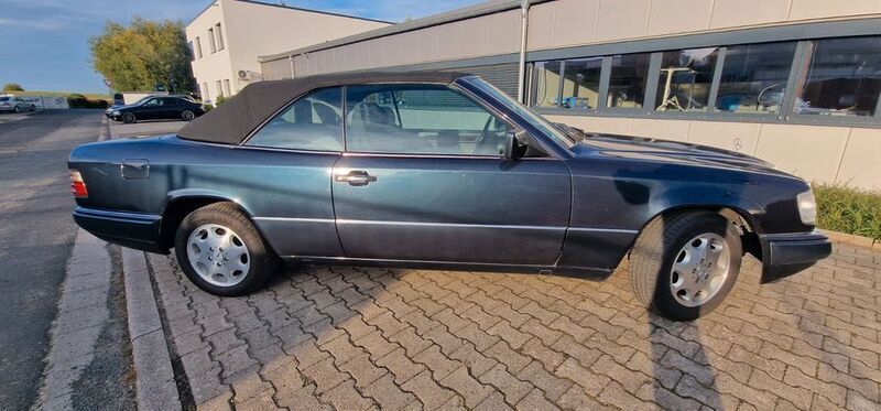Schwarz Gebraucht 1996 Mercedes E200 Cabrio | 15.650 € (Fairer Preis) - Bild 1/4
