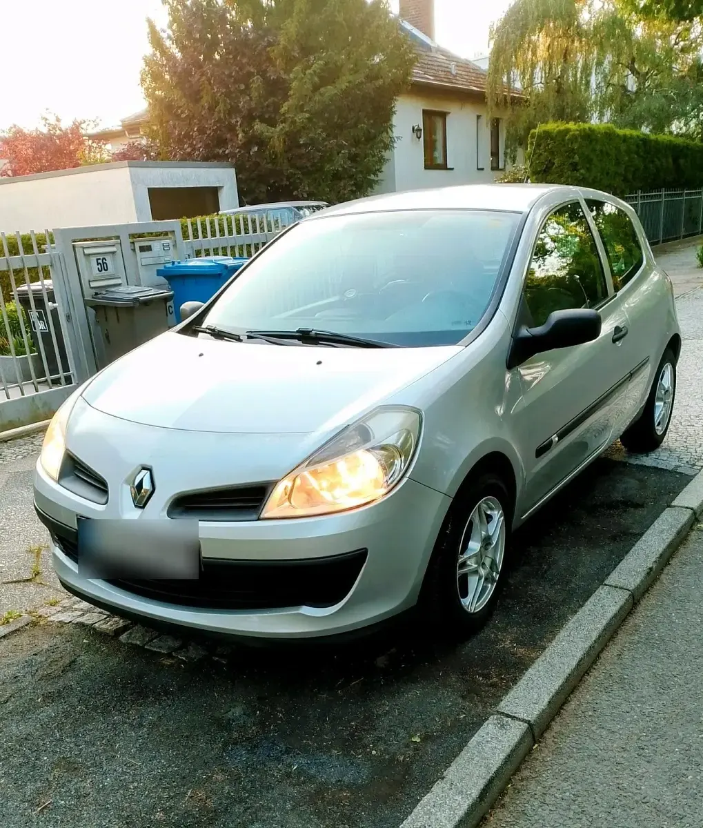 Używany Renault Clio II 75 KM (55 kW) 2006 Srebrny Hatchback