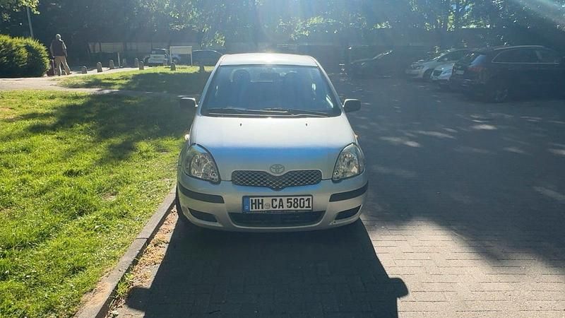 Silber Gebraucht 2004 Toyota Yaris Kleinwagen | 1.000 € (Guter Preis) - Bild 1/4