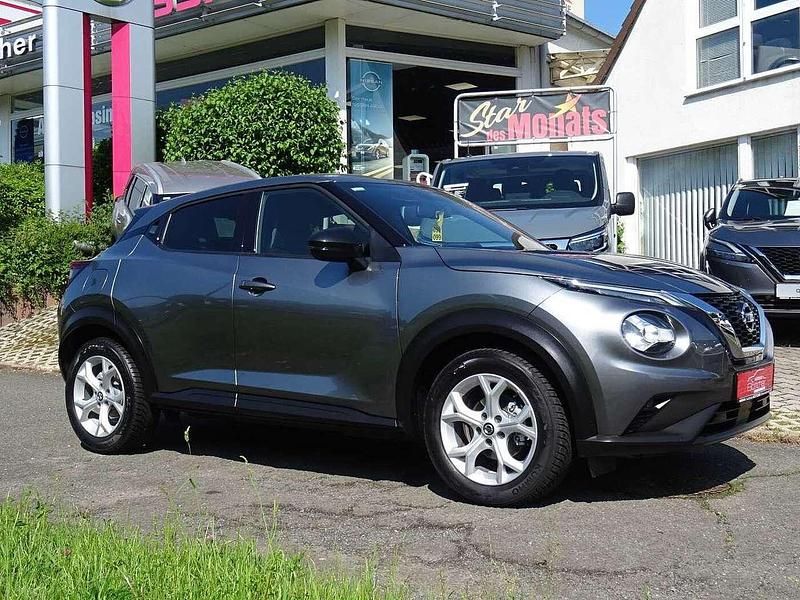 Gun metallic (metallic) Gebraucht 2020 Nissan Juke N-Connecta SUV | 15.990 € (Fairer Preis) - Bild 1/4