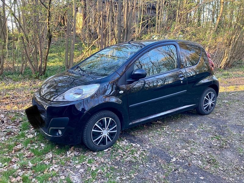 Gebraucht Peugeot 107 68 PS (50 kW) 2013 Schwarz Kleinwagen