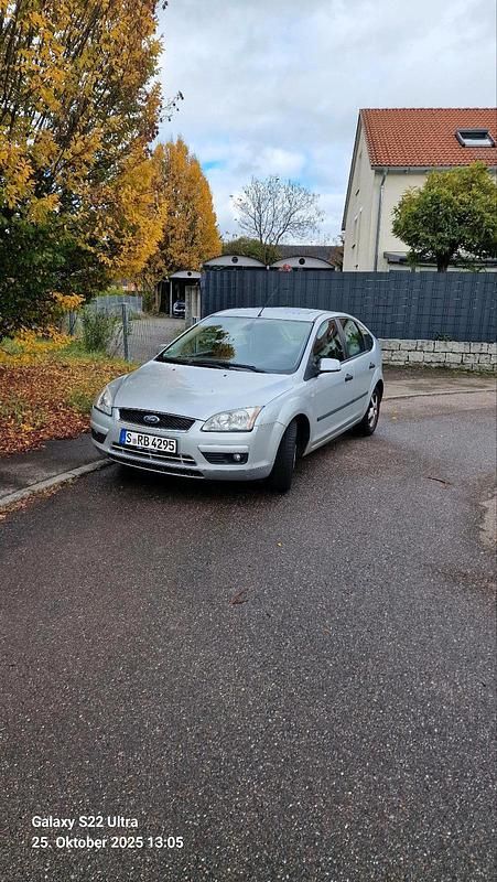 Silber Gebraucht 2004 Ford Focus Trend Limousine | 2.500 € (Etwas zu teuer) - Bild 1/4