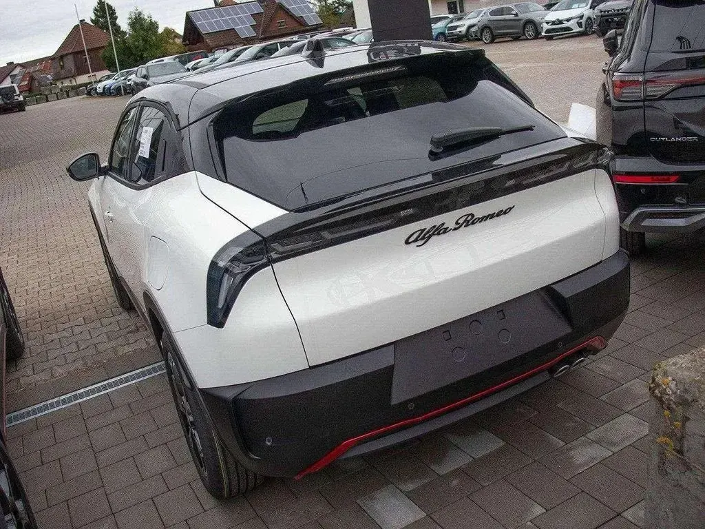 Neu Alfa Romeo Junior Edizione Speciale 145 PS (106 kW) 2026 Weiß SUV