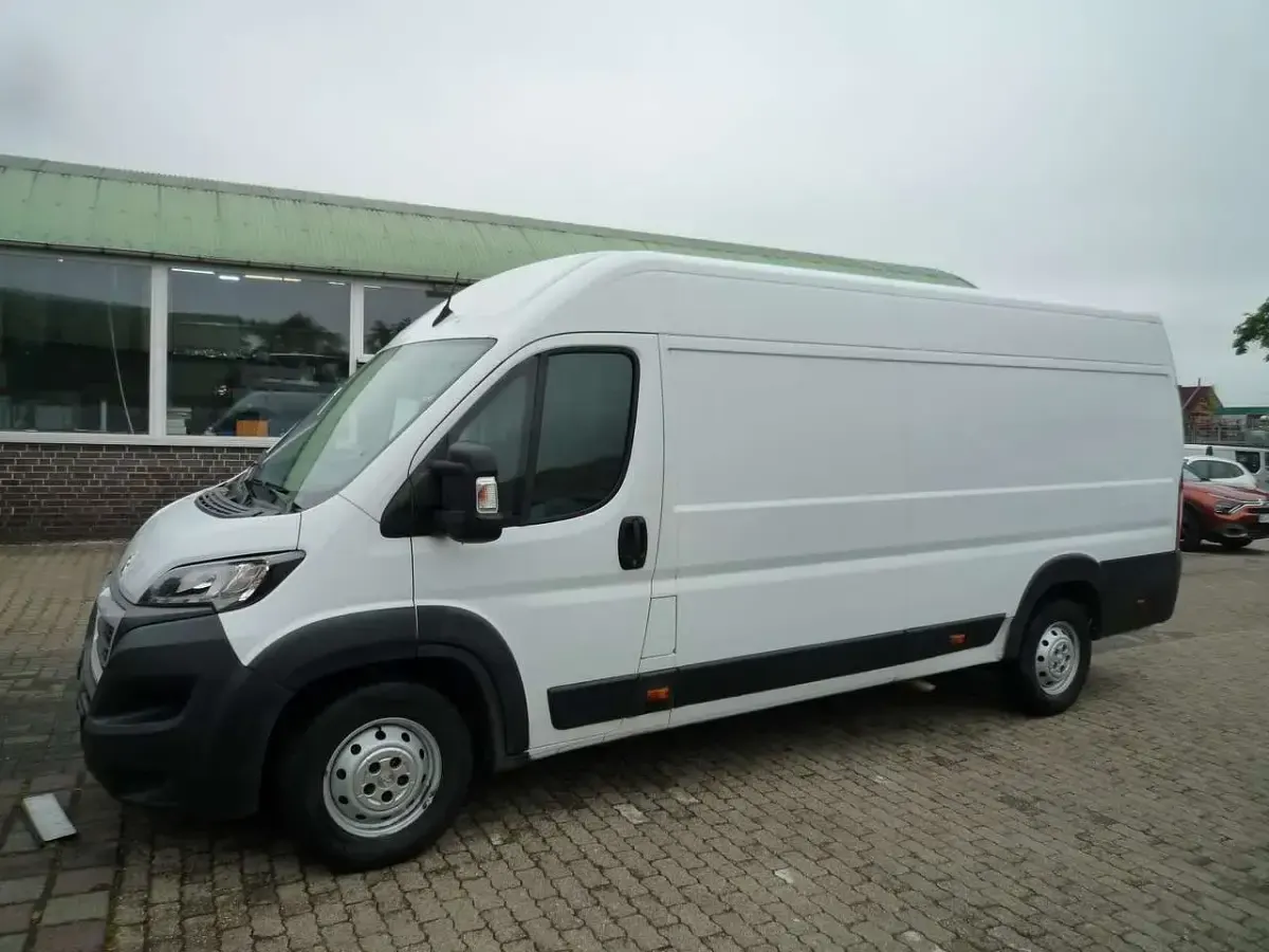 Gebraucht Peugeot Boxer 140 PS (102 kW) 2021 Lackierung weiss icy Van