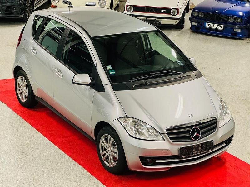 Silber Gebraucht 2011 Mercedes A180 Limousine | 4.444 € (Teuer) - Bild 1/4
