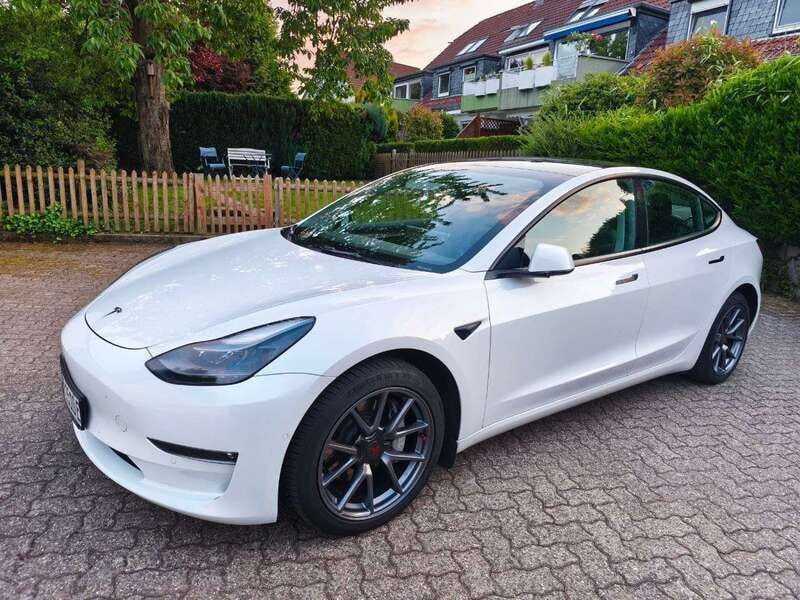 Weiß Gebraucht 2021 Tesla Model 3 Limousine | 26.600 € (Guter Preis) - Bild 1/4