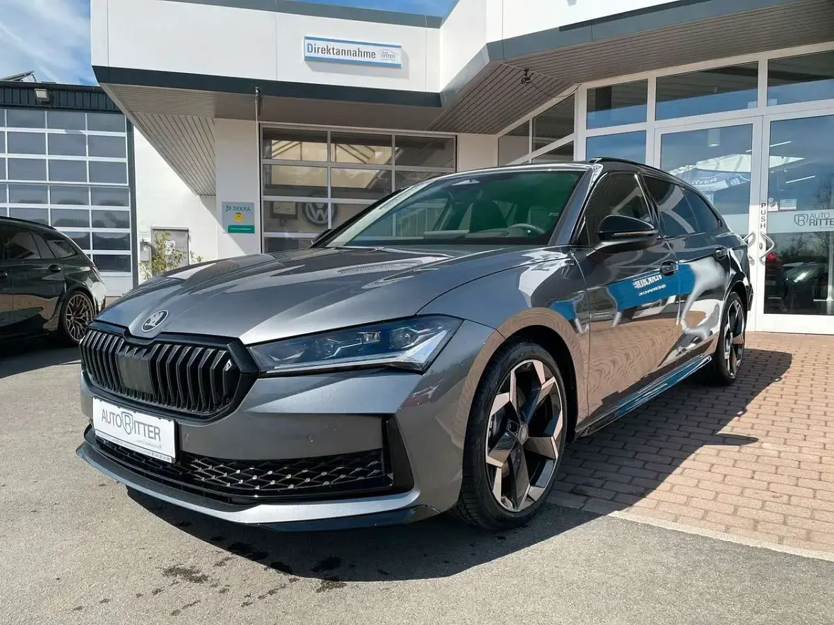 Neu Skoda Superb SportLine 265 PS (194 kW) 2026 Grau Kombi