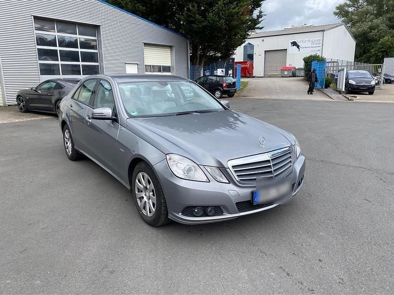 Grau Gebraucht 2009 Mercedes E350 Limousine | 9.950 € (Fairer Preis) - Bild 1/4