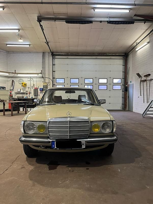 Beige Gebraucht 1980 Mercedes 200 Limousine | 9.500 € - Bild 1/4