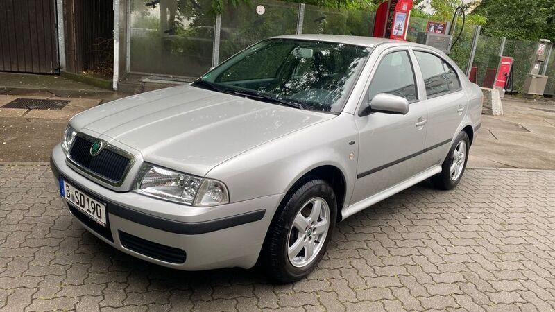 Silber Gebraucht 2002 Skoda Octavia Comfort Limousine | 1.999 € (Fairer Preis) - Bild 1/4