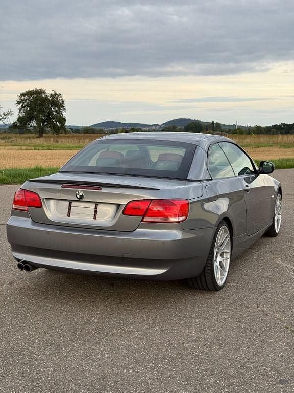 Gebraucht BMW 330 Cabriolet 245 PS (180 kW) 2010 Rot Cabrio