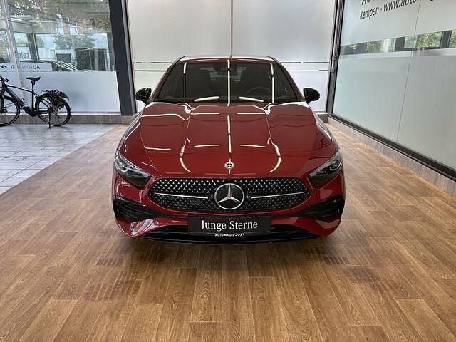 Gebraucht Mercedes A200 AMG 163 PS (119 kW) 2024 Manufaktur lack manufaktur patagonienrot Limousine