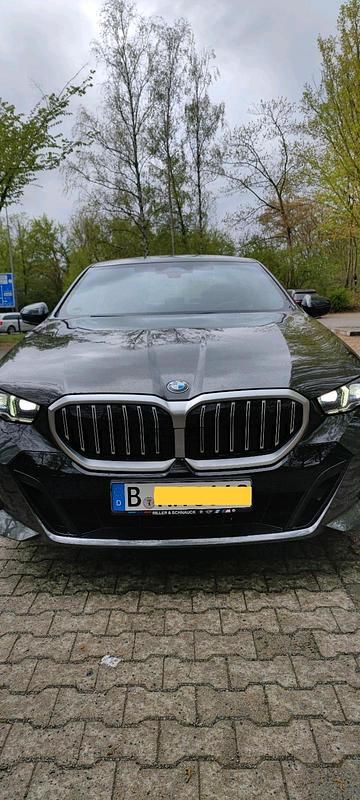 Grau Gebraucht 2024 BMW 520 M Sport Limousine | 48.000 € (Superpreis) - Bild 1/4