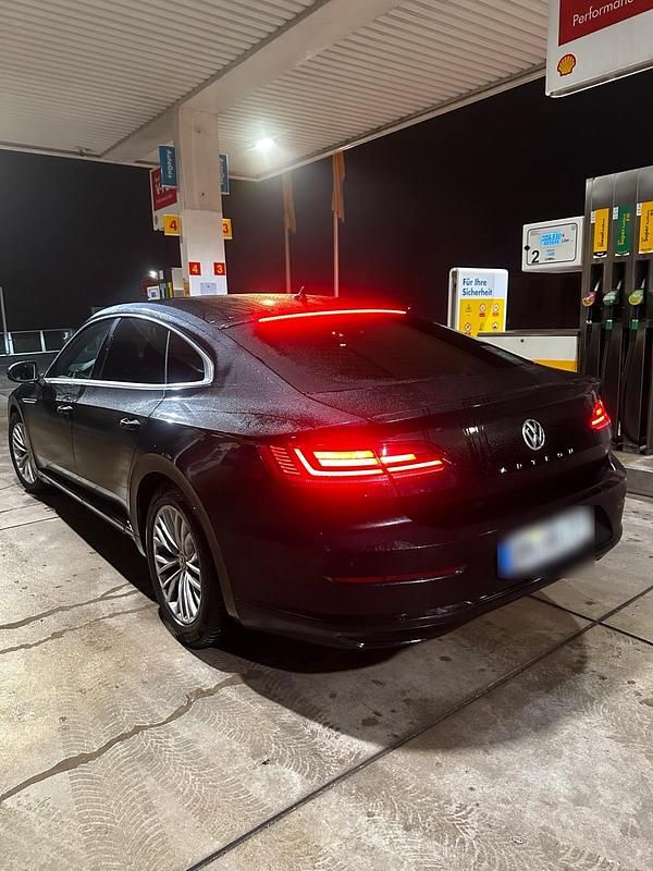 Gebraucht VW Arteon Basis 150 PS (110 kW) 2018 Schwarz Kleinwagen