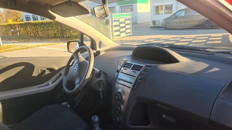 Gebraucht Toyota Yaris Cool 69 PS (50 kW) 2009 Rot Limousine