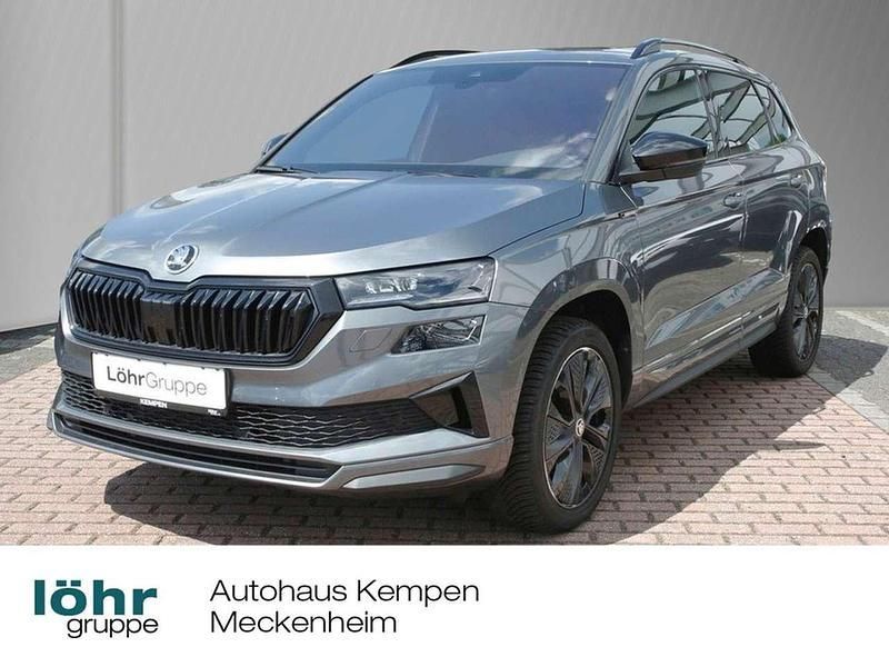 Graphitegrau metallic Gebraucht 2024 Skoda Karoq SportLine SUV | 34.480 € (Fairer Preis) - Bild 1/4