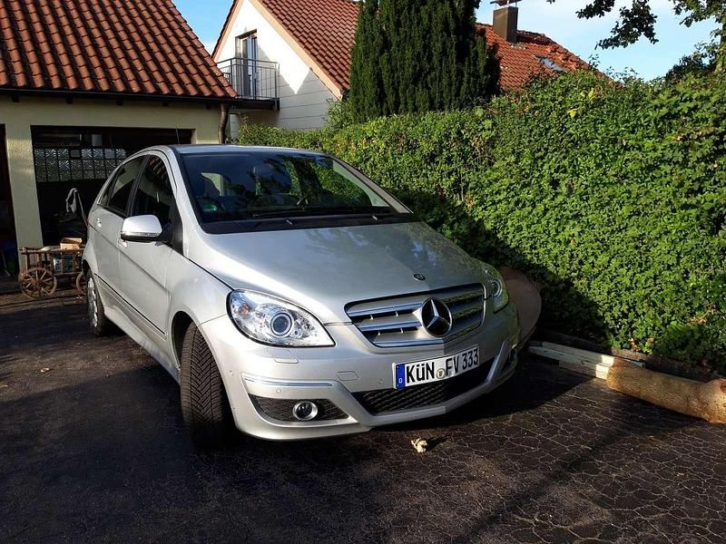Silber Gebraucht 2011 Mercedes B180 Van / Kleinbus | 7.900 € (Fairer Preis) - Bild 1/4