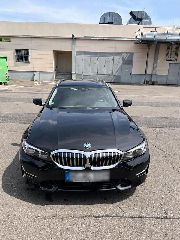 Schwarz Gebraucht 2021 BMW 320 Luxury Line Kombi | 29.300 € (Fairer Preis) - Bild 1/4