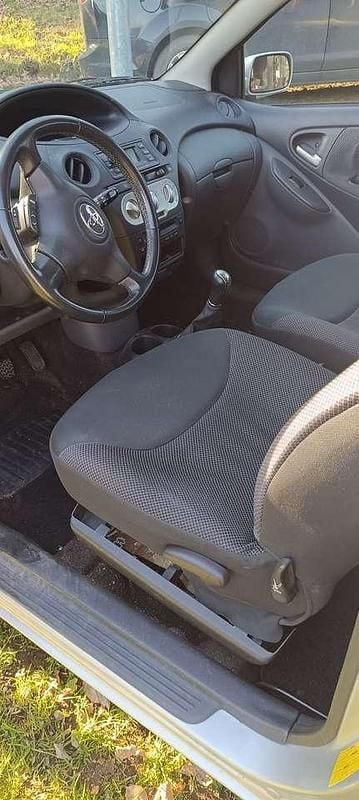 Gebraucht Toyota Yaris 65 PS (47 kW) 2003 Silber Limousine