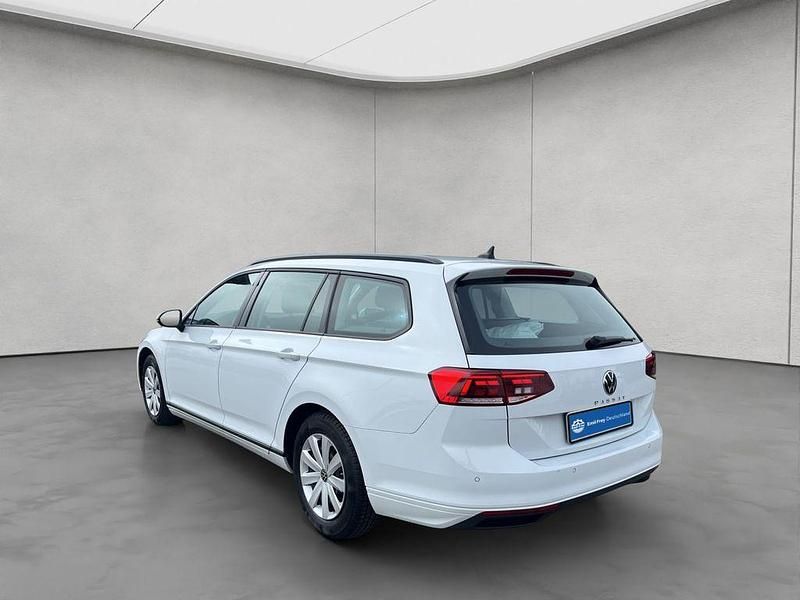Gebraucht VW Passat Basis 150 PS (110 kW) 2023 Weiß Kombi