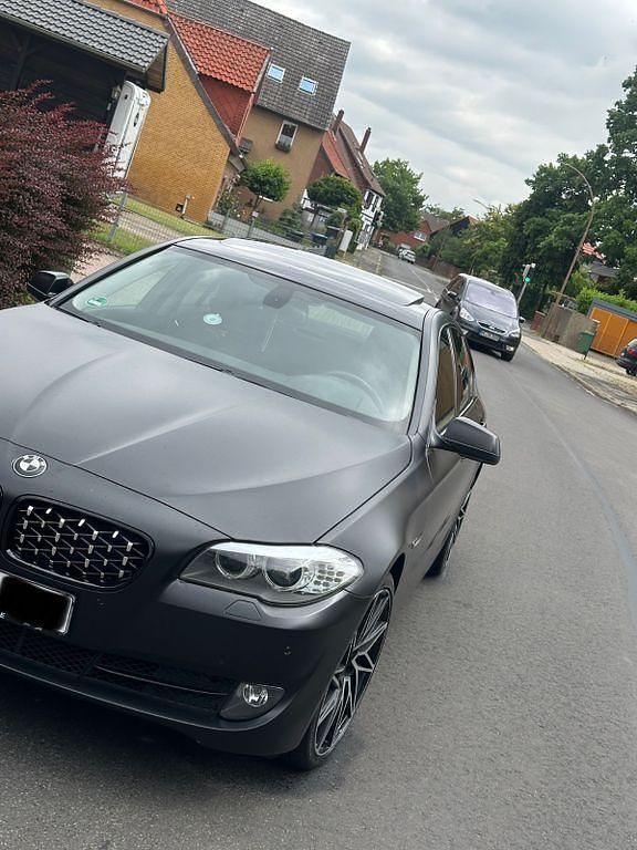 Silber Gebraucht 2011 BMW 520 Efficient Dynamics Limousine | 10.800 € (Superpreis) - Bild 1/4