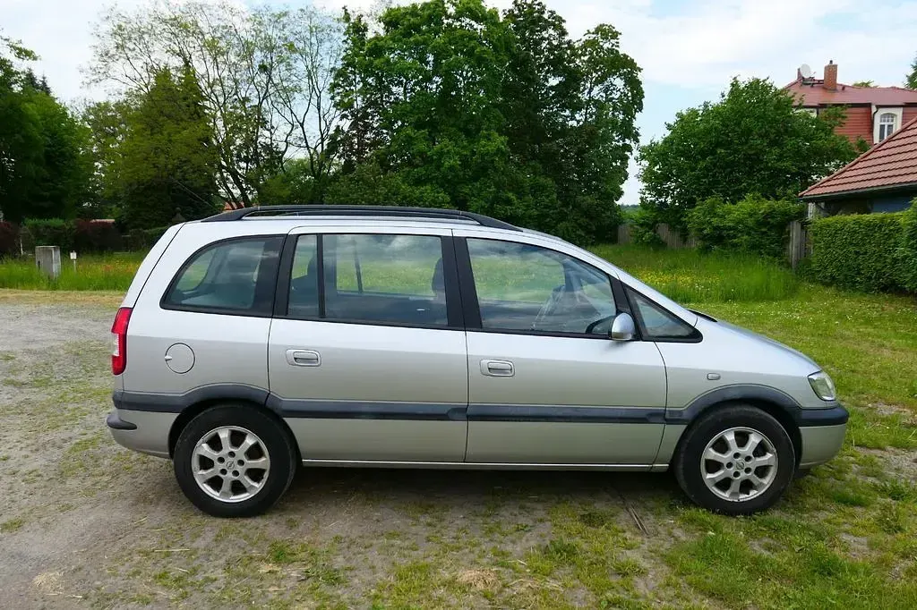 Second-hand Opel Zafira Njoy 125 CP (91 kW) 2003 Argintiu Monovolum