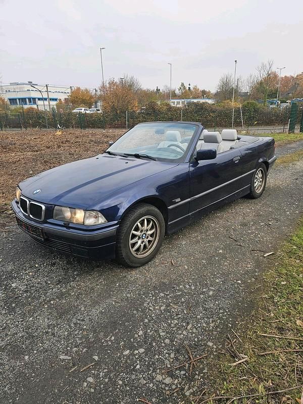 Blau Gebraucht 1997 BMW 318 Cabriolet Cabrio | 3.400 € - Bild 1/4