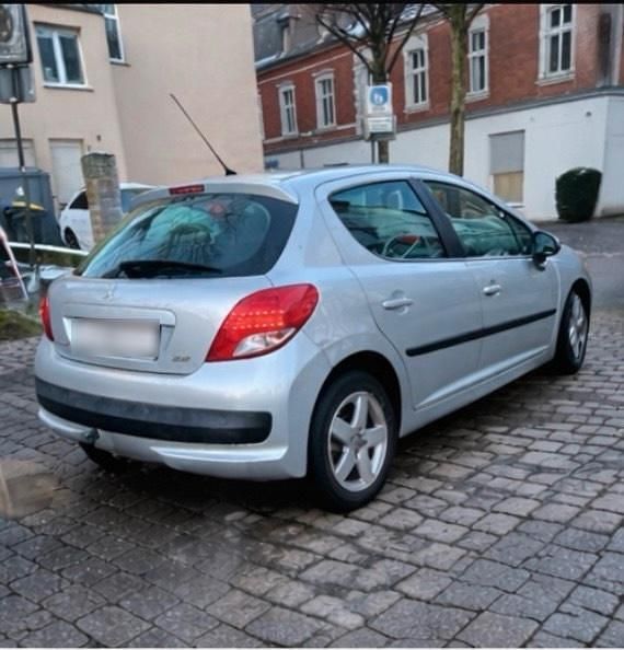 Gebraucht Peugeot 207 95 PS (69 kW) 2011 Silber Kleinwagen
