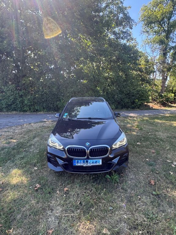 Schwarz Gebraucht 2020 BMW 220 Gran Tourer Performance Van / Kleinbus | 26.500 € (Fairer Preis) - Bild 1/4
