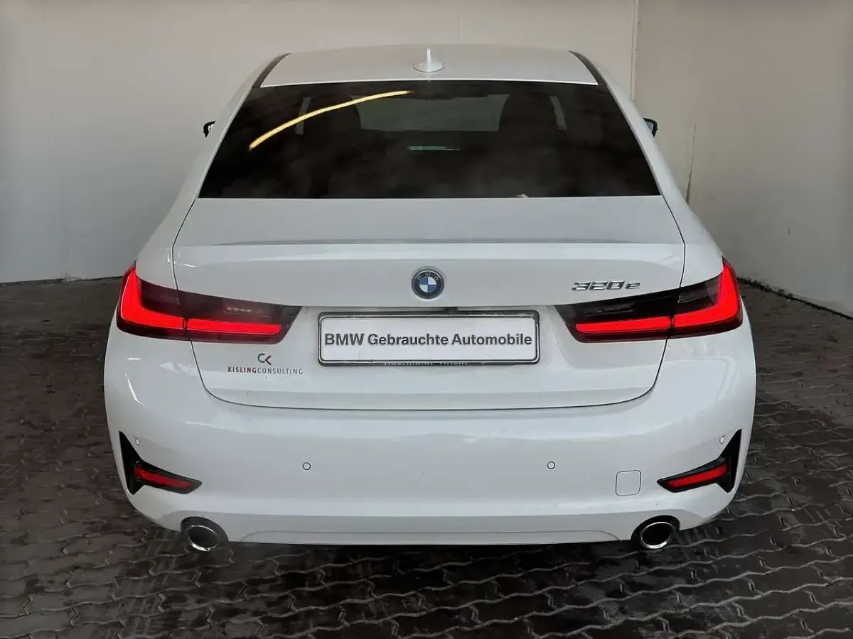Gebraucht BMW 320e Advantage 204 PS (150 kW) 2022 Weiß Limousine