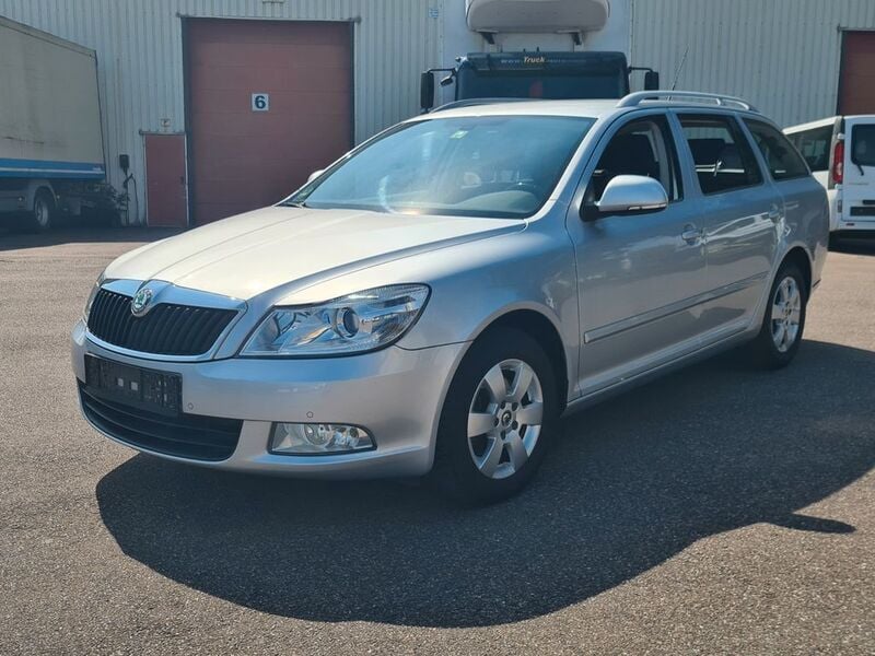 Silber Gebraucht 2010 Skoda Octavia Elegance Kombi | 4.900 € (Teuer) - Bild 1/4