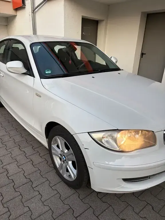 Gebraucht BMW 116 122 PS (89 kW) 2011 Weiß Kleinwagen