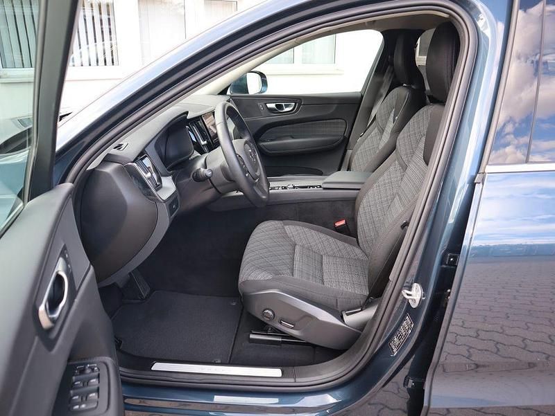 Gebraucht Volvo XC60 Core 197 PS (144 kW) 2023 Denim blue SUV