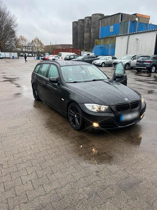 Gebraucht BMW 318 143 PS (105 kW) 2011 Schwarz Kombi