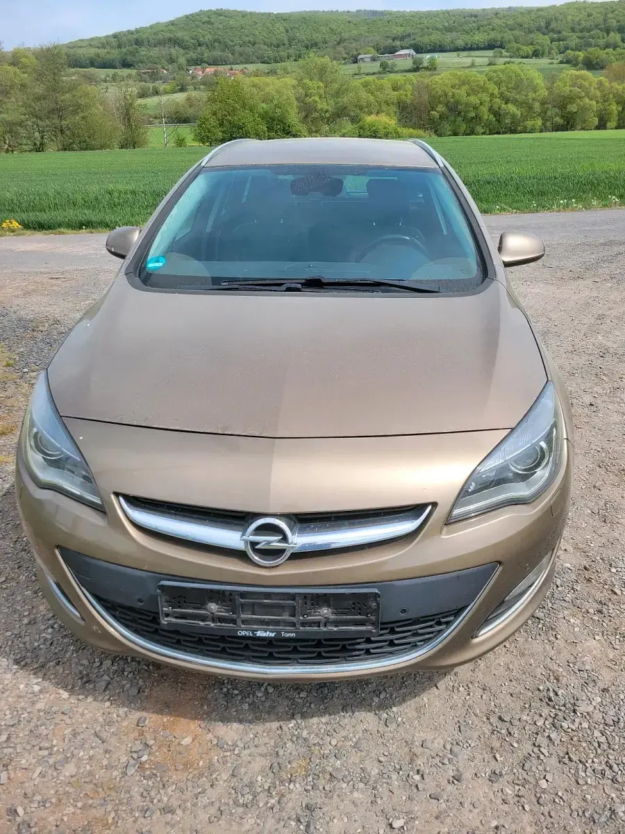 Second-hand Opel Astra 165 CP (121 kW) 2014 Maro Break