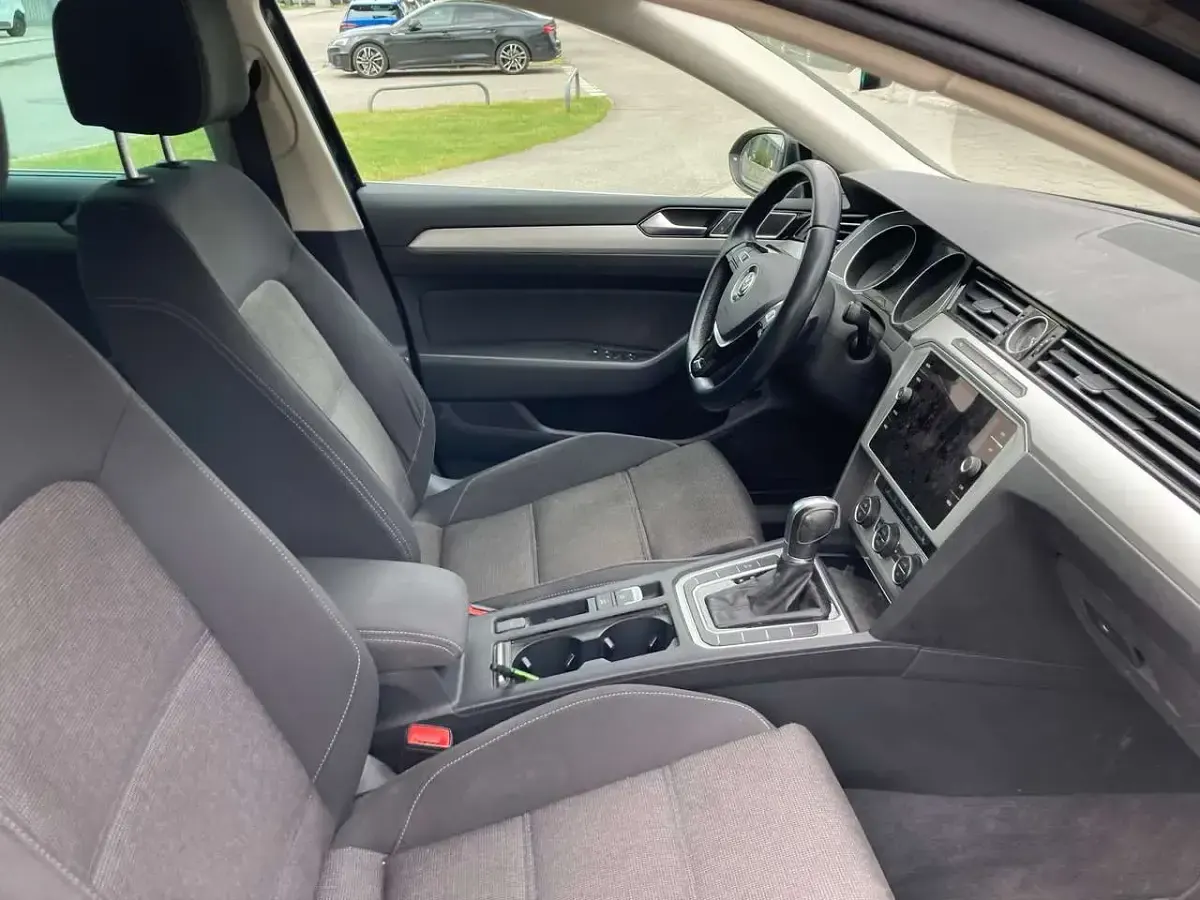 Gebraucht VW Passat Comfortline 190 PS (139 kW) 2019 Deep black perleffekt Kombi