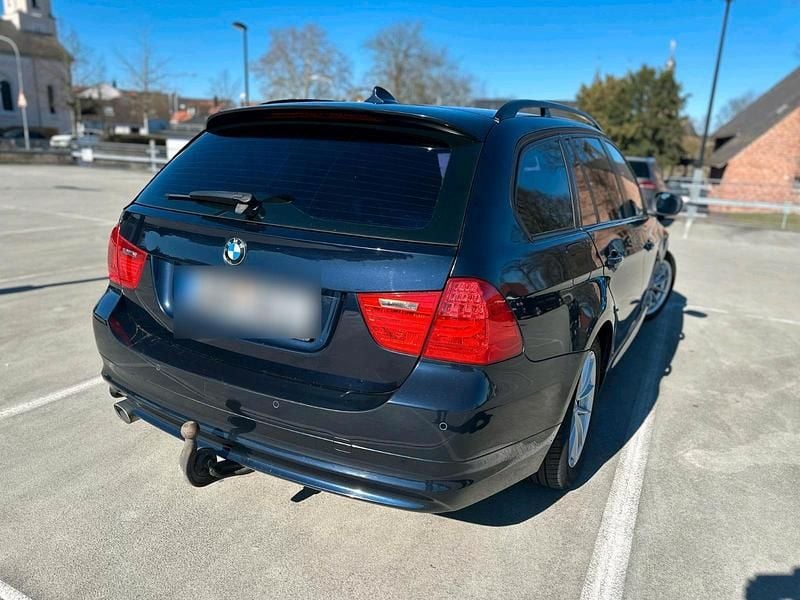 Gebraucht BMW 320 177 PS (130 kW) 2009 Blau Kombi