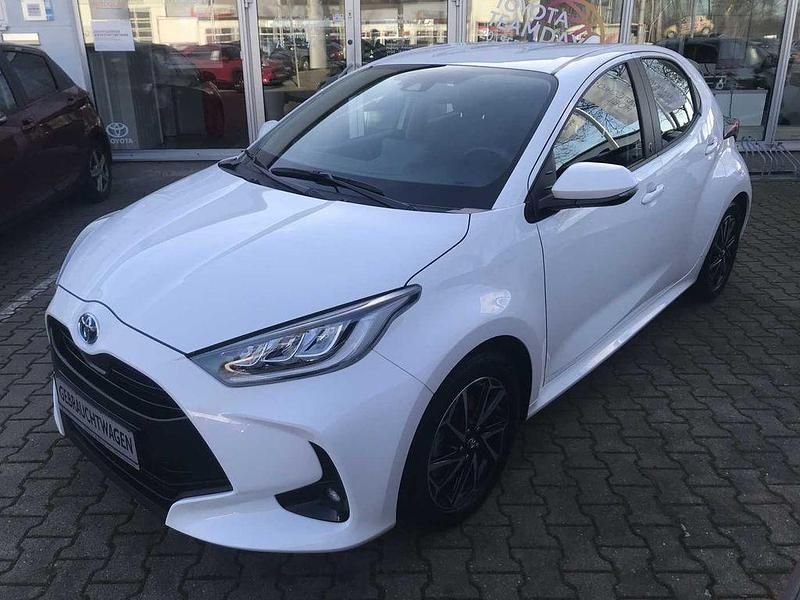 Gebraucht Toyota Yaris Hybrid Team 116 PS (85 kW) 2023 Schneeweiß Limousine