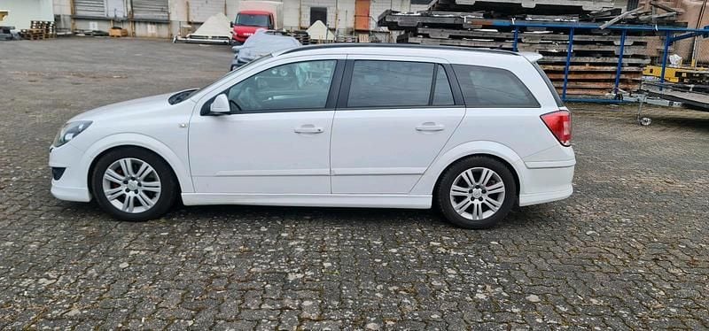 Gebraucht Opel Astra 150 PS (110 kW) 2010 Weiß Kombi