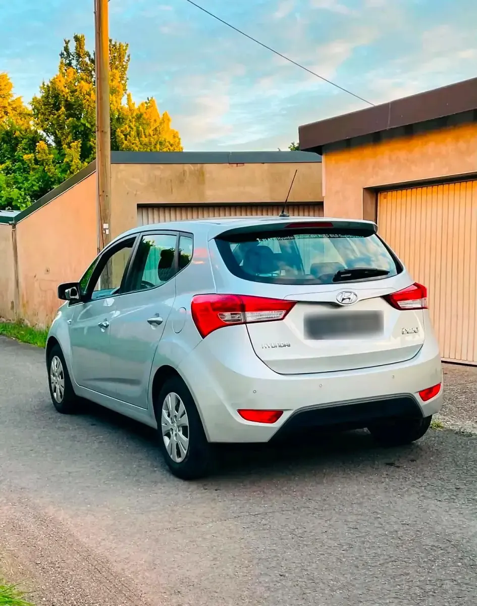 Gebraucht Hyundai ix20 90 PS (66 kW) 2011 Silber Kleinwagen