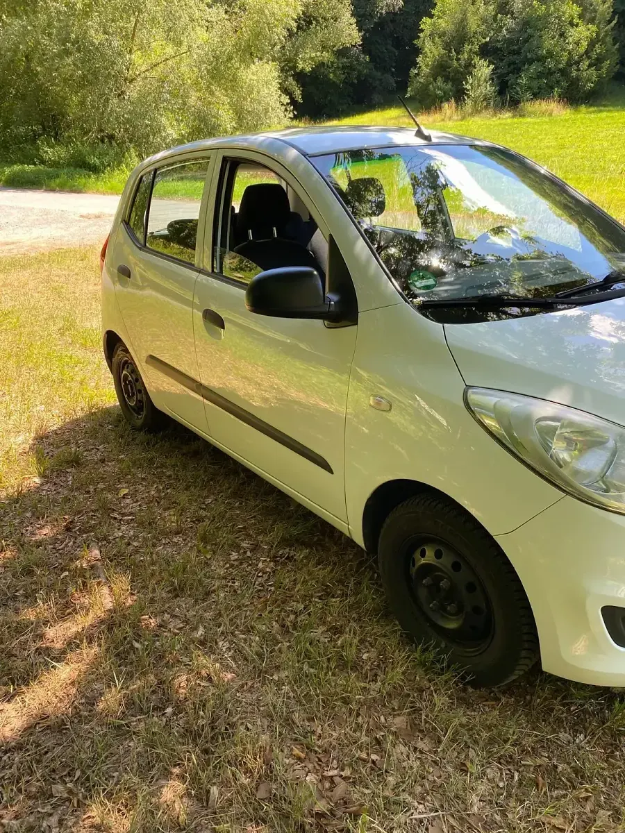 Gebraucht Hyundai i10 69 PS (50 kW) 2011 Weiß Kleinwagen