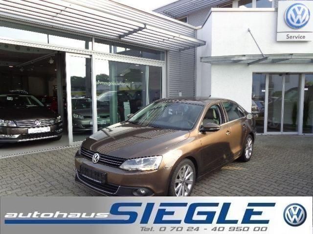 Braun metallic Gebraucht 2012 VW Jetta Highline Limousine | 14.990 € - Bild 1/4