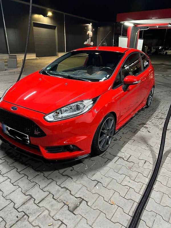 Gebraucht Ford Fiesta ST 182 PS (133 kW) 2014 Rot Kleinwagen