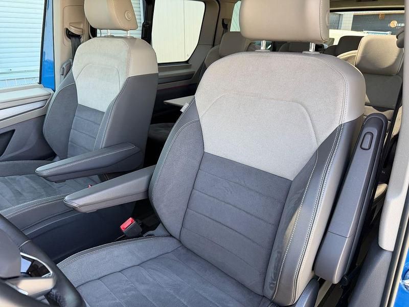 Gebraucht VW Multivan Style 150 PS (110 kW) 2024 Medium blue metallic Van / Kleinbus