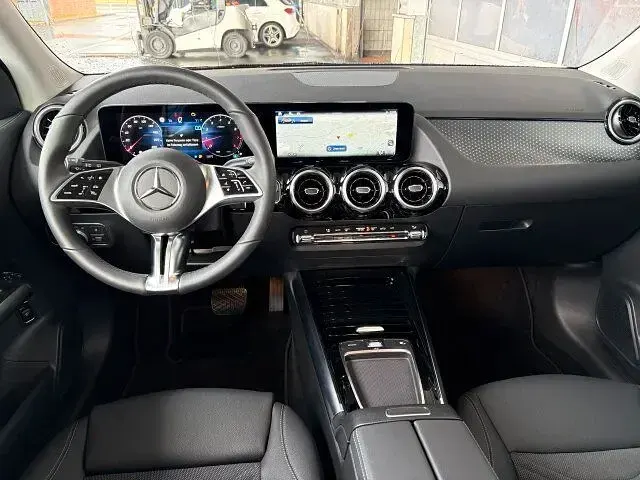 Gebraucht Mercedes GLA200 Advanced 163 PS (119 kW) 2024 Lack spektralblau SUV