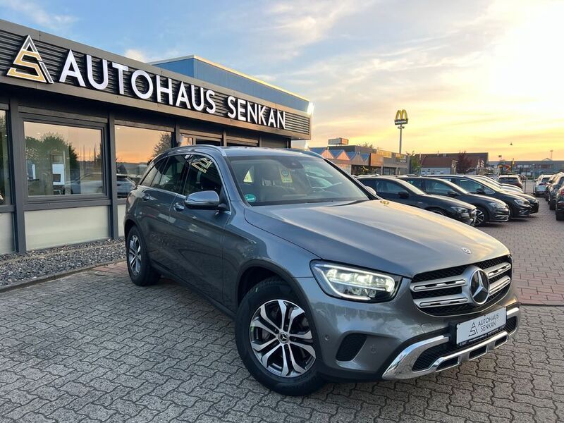 Grau Gebraucht 2021 Mercedes GLC300 SUV | 32.990 € (Superpreis) - Bild 1/4