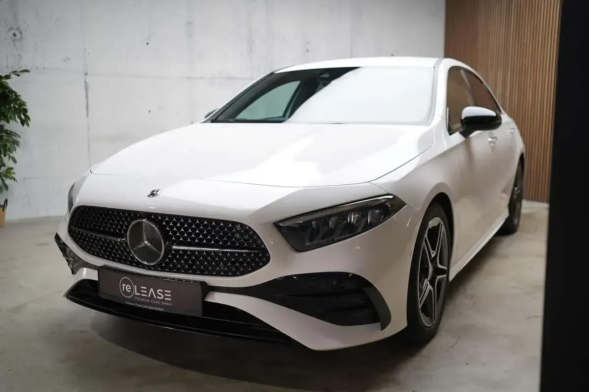 Gebraucht Mercedes A200 AMG 150 PS (110 kW) 2023 Polarweiss  unilack Limousine