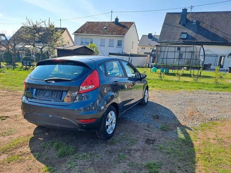 Gebraucht Ford Fiesta 90 PS (66 kW) 2009 Grau Kleinwagen