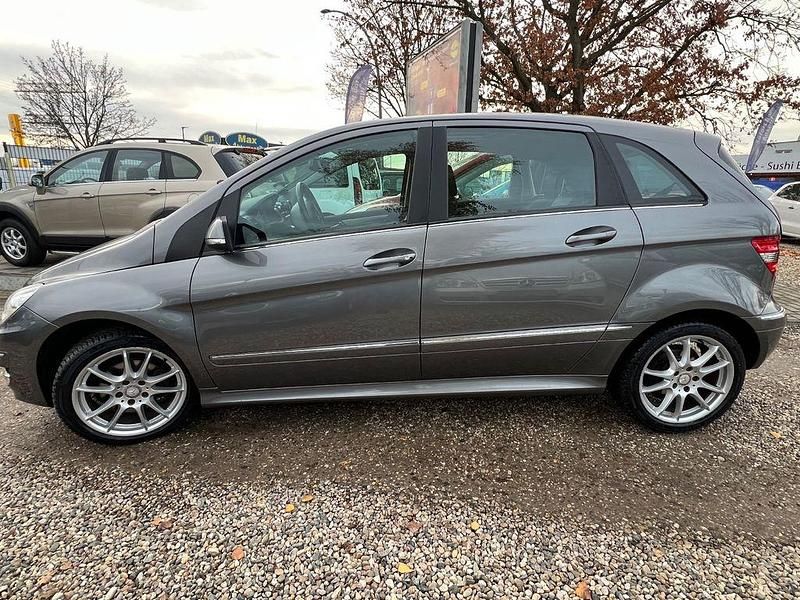 Gebraucht Mercedes B200 136 PS (100 kW) 2011 Grau Kleinwagen