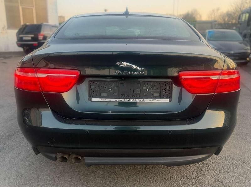 Gebraucht Jaguar XE Prestige 179 PS (131 kW) 2015 British racing green Limousine